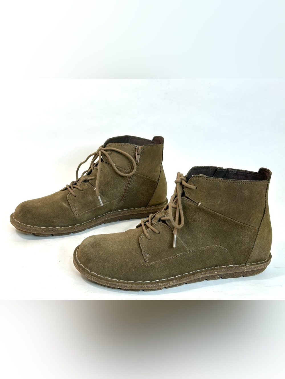 Clarks Tamitha Key Olive Suede Ankle Boots Side Zip Lace up size 7.5 NWOT